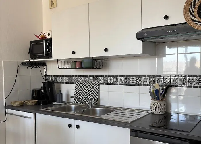 Lägenhet Petit Chez Moi Avec Parking Nîmes