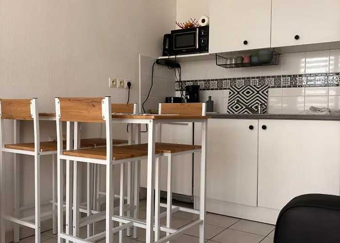 Lägenhet Petit Chez Moi Avec Parking Nîmes